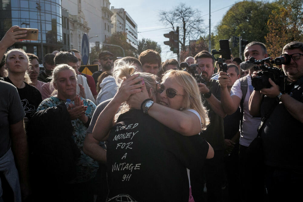<p>Tokom večeri situacija je bila sve napetija, letjele su boce sa vodom, topovski udari, kamenice i baklje</p>