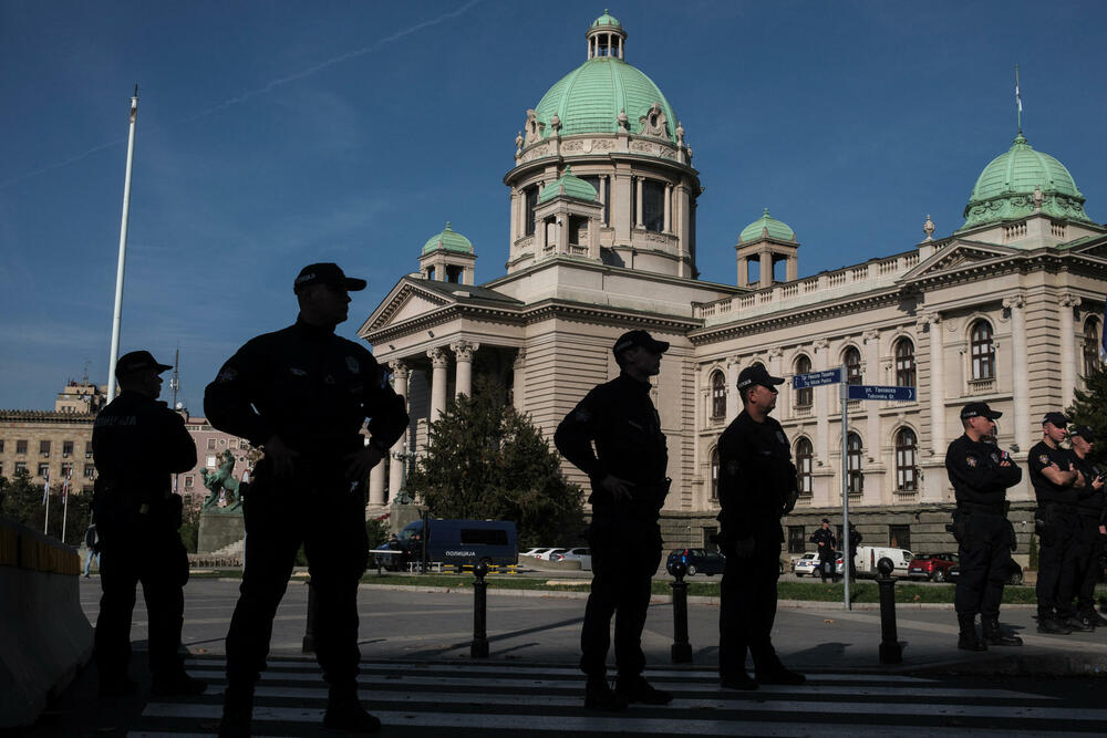 <p>Tokom večeri situacija je bila sve napetija, letjele su boce sa vodom, topovski udari, kamenice i baklje</p>