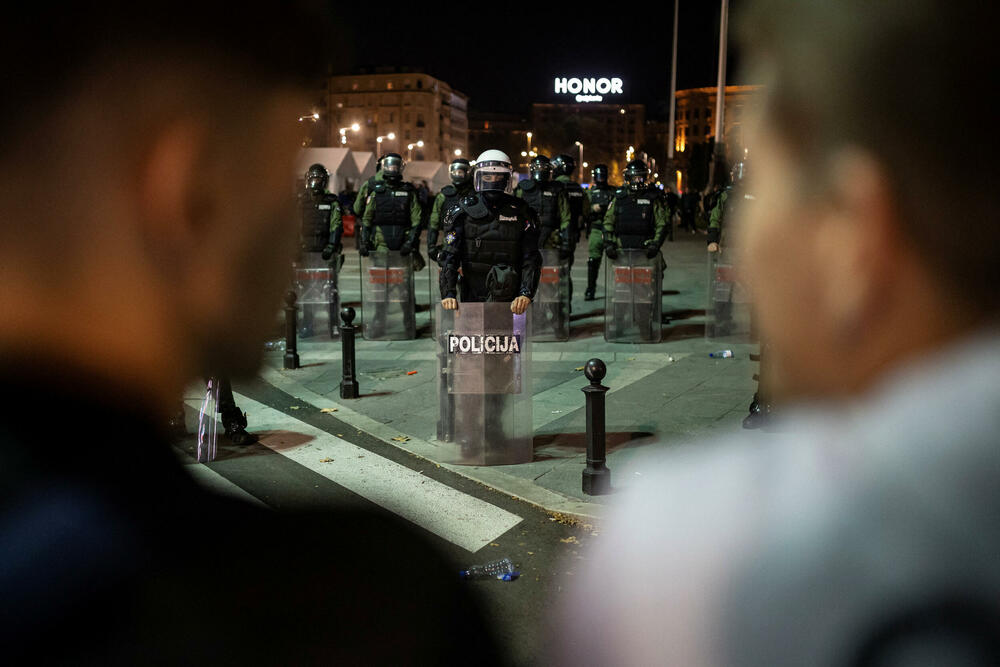 <p>Tokom večeri situacija je bila sve napetija, letjele su boce sa vodom, topovski udari, kamenice i baklje</p>