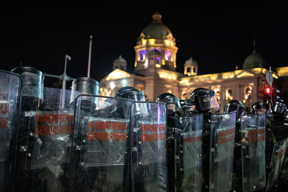 <p>Tokom večeri situacija je bila sve napetija, letjele su boce sa vodom, topovski udari, kamenice i baklje</p>