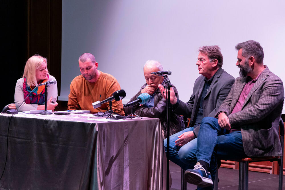 <p>U saopštenju Crnogorskog društva ekologa (CDE) se navodi da je u Crvenoj komuni u Petrovcu, održana javna panel diskusija "Budućnost Buljarice", koju je organizovao CDE s ciljem otvaranja javnog dijaloga o razvoju i zaštiti ovog izuzetno vrijednog područja crnogorskog primorja.</p>