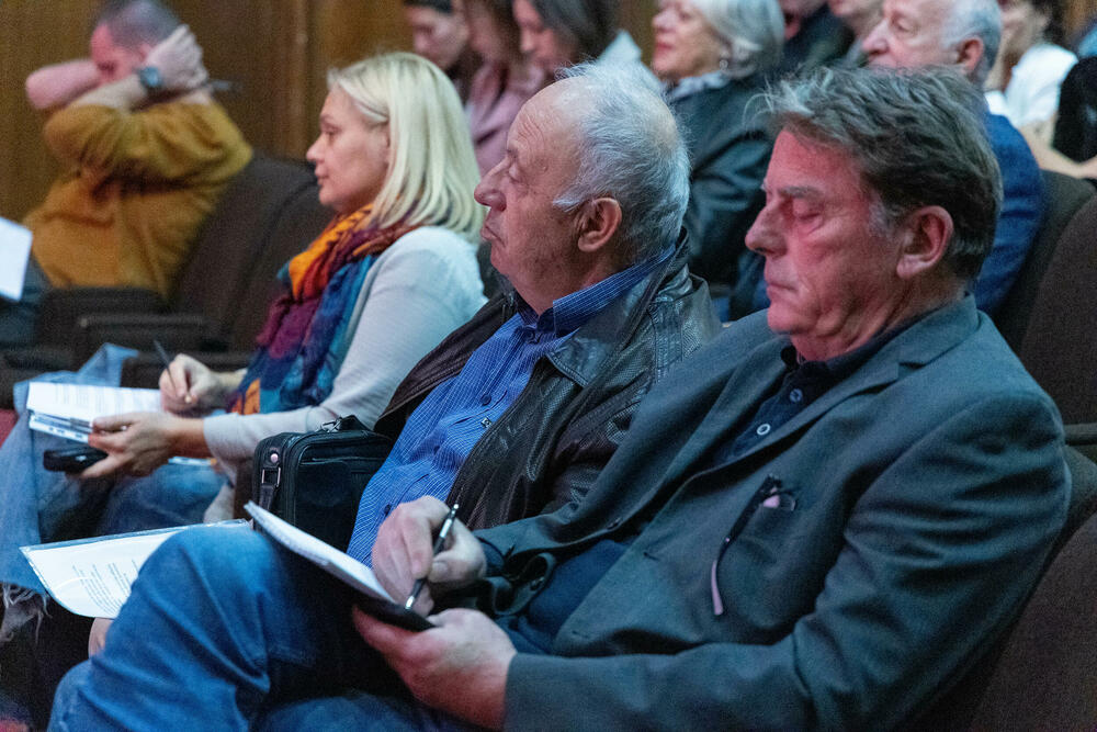 <p>U saopštenju Crnogorskog društva ekologa (CDE) se navodi da je u Crvenoj komuni u Petrovcu, održana javna panel diskusija "Budućnost Buljarice", koju je organizovao CDE s ciljem otvaranja javnog dijaloga o razvoju i zaštiti ovog izuzetno vrijednog područja crnogorskog primorja.</p>