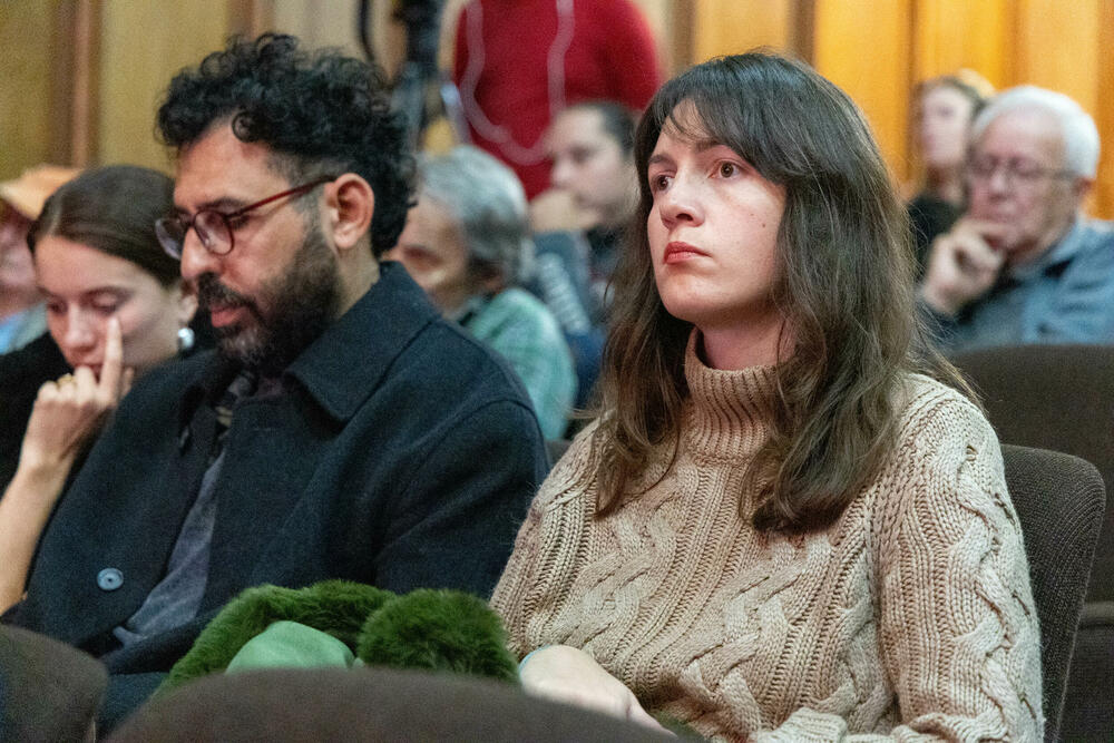 <p>U saopštenju Crnogorskog društva ekologa (CDE) se navodi da je u Crvenoj komuni u Petrovcu, održana javna panel diskusija "Budućnost Buljarice", koju je organizovao CDE s ciljem otvaranja javnog dijaloga o razvoju i zaštiti ovog izuzetno vrijednog područja crnogorskog primorja.</p>