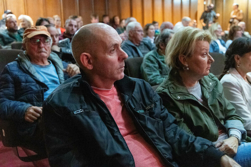 <p>U saopštenju Crnogorskog društva ekologa (CDE) se navodi da je u Crvenoj komuni u Petrovcu, održana javna panel diskusija "Budućnost Buljarice", koju je organizovao CDE s ciljem otvaranja javnog dijaloga o razvoju i zaštiti ovog izuzetno vrijednog područja crnogorskog primorja.</p>