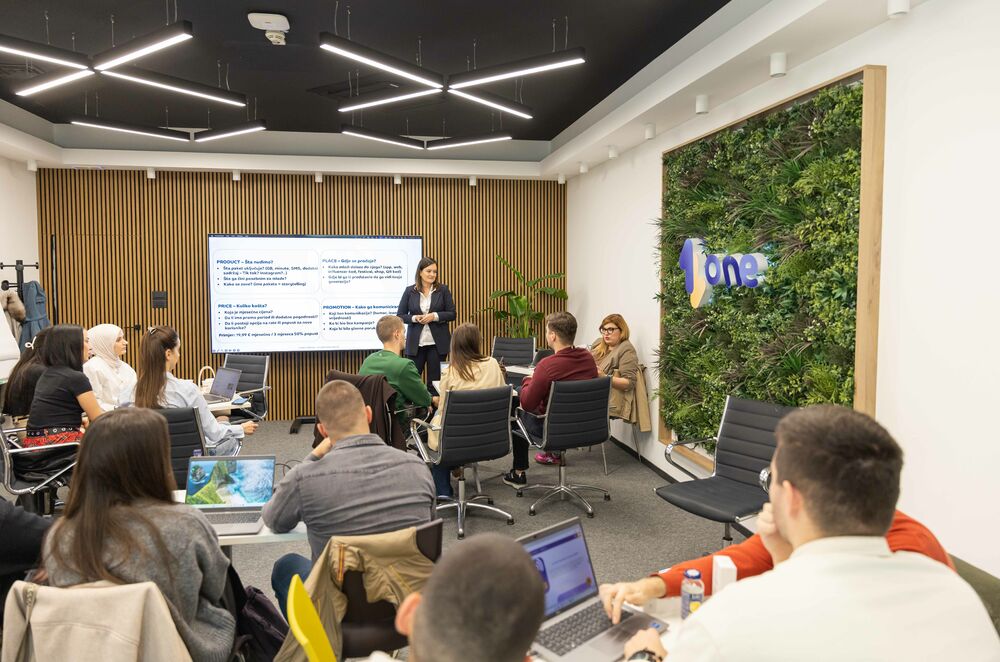 <p>Studenti Univerziteta Crne Gore, učesnici One Akademije poslovnih vještina, nastavili su svoje putovanje kroz svijet savremenog biznisa novim modulom posvećenim komercijalnoj strategiji, inovacijama i razvoju proizvoda.</p>