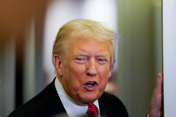 Tramp kaže da sa sada ne razmatra dogovor kojim bi Ukrajini bilo...