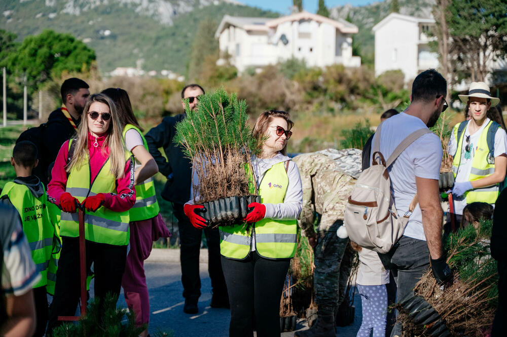 <p>U okviru inicijative „Boranka“ Saveza izviđača Crne Gore, koja okuplja partnere u obnovi opožarenih područja pokrenuta je i akcija „Jedno drvo je važno“ kompanije One.</p>