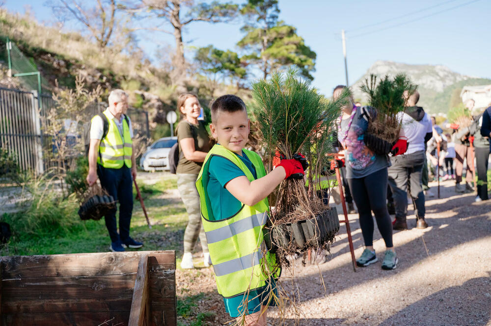 <p>U okviru inicijative „Boranka“ Saveza izviđača Crne Gore, koja okuplja partnere u obnovi opožarenih područja pokrenuta je i akcija „Jedno drvo je važno“ kompanije One.</p>