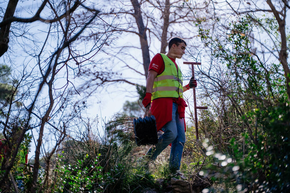 <p>U okviru inicijative „Boranka“ Saveza izviđača Crne Gore, koja okuplja partnere u obnovi opožarenih područja pokrenuta je i akcija „Jedno drvo je važno“ kompanije One.</p>