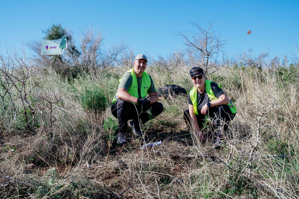 <p>U okviru inicijative „Boranka“ Saveza izviđača Crne Gore, koja okuplja partnere u obnovi opožarenih područja pokrenuta je i akcija „Jedno drvo je važno“ kompanije One.</p>