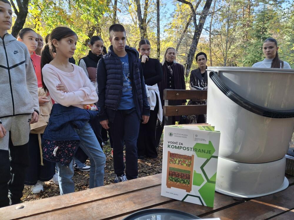 <p>Iz DMEN su kazali da se u drugom dijelu predavanja govorilo o kućnom kompostiranju,te da se naglasilo da kod kuće, kompostiranje počinje sakupljanjem kuhinjskih otpadaka, poput kore od voća i povrća, taloga od kafe i ljuski od jaja</p>