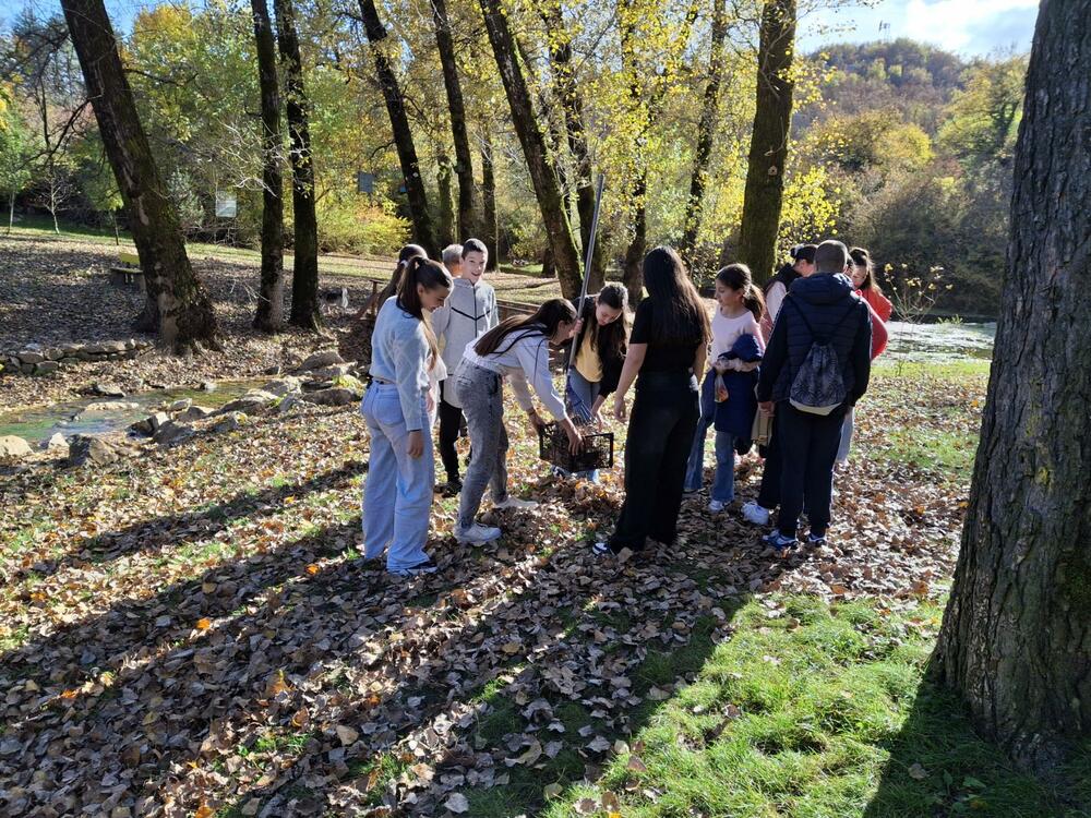<p>Iz DMEN su kazali da se u drugom dijelu predavanja govorilo o kućnom kompostiranju,te da se naglasilo da kod kuće, kompostiranje počinje sakupljanjem kuhinjskih otpadaka, poput kore od voća i povrća, taloga od kafe i ljuski od jaja</p>
