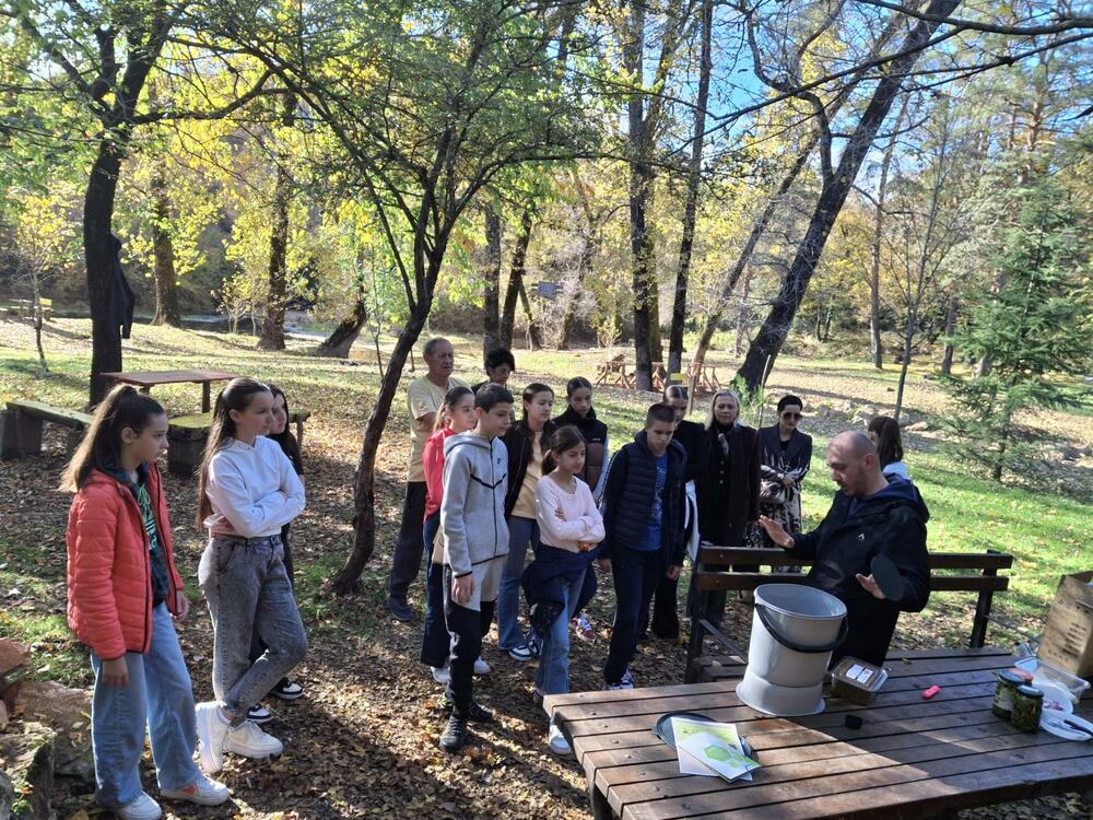 <p>Iz DMEN su kazali da se u drugom dijelu predavanja govorilo o kućnom kompostiranju,te da se naglasilo da kod kuće, kompostiranje počinje sakupljanjem kuhinjskih otpadaka, poput kore od voća i povrća, taloga od kafe i ljuski od jaja</p>