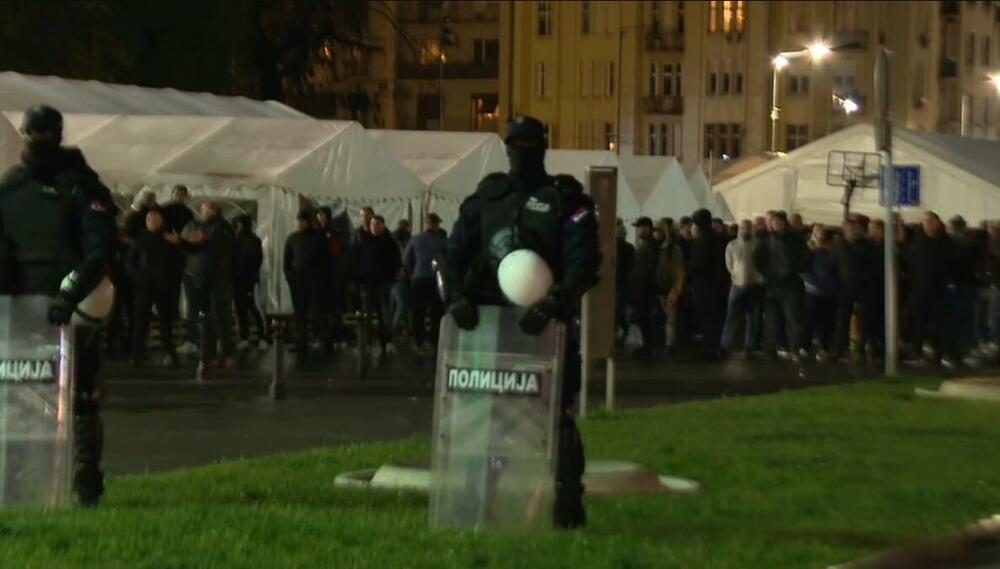 Maskirane osebe napadle in preteple novinarja FoNeta v Srbiji