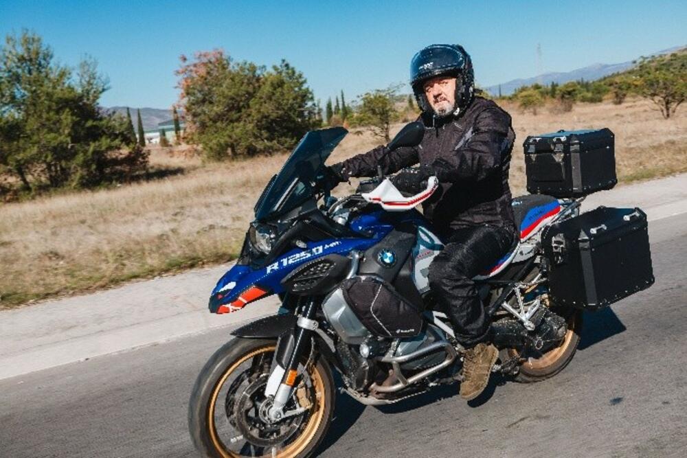 <p><em>Vožnjom od Podgorice do Ulcinja, kroz jesenje pejzaže, vjetar u kacigi i onu dobro poznatu slobodu koju samo drum može da pruži.</em></p>