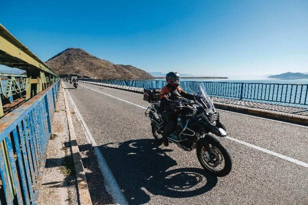 <p><em>Vožnjom od Podgorice do Ulcinja, kroz jesenje pejzaže, vjetar u kacigi i onu dobro poznatu slobodu koju samo drum može da pruži.</em></p>