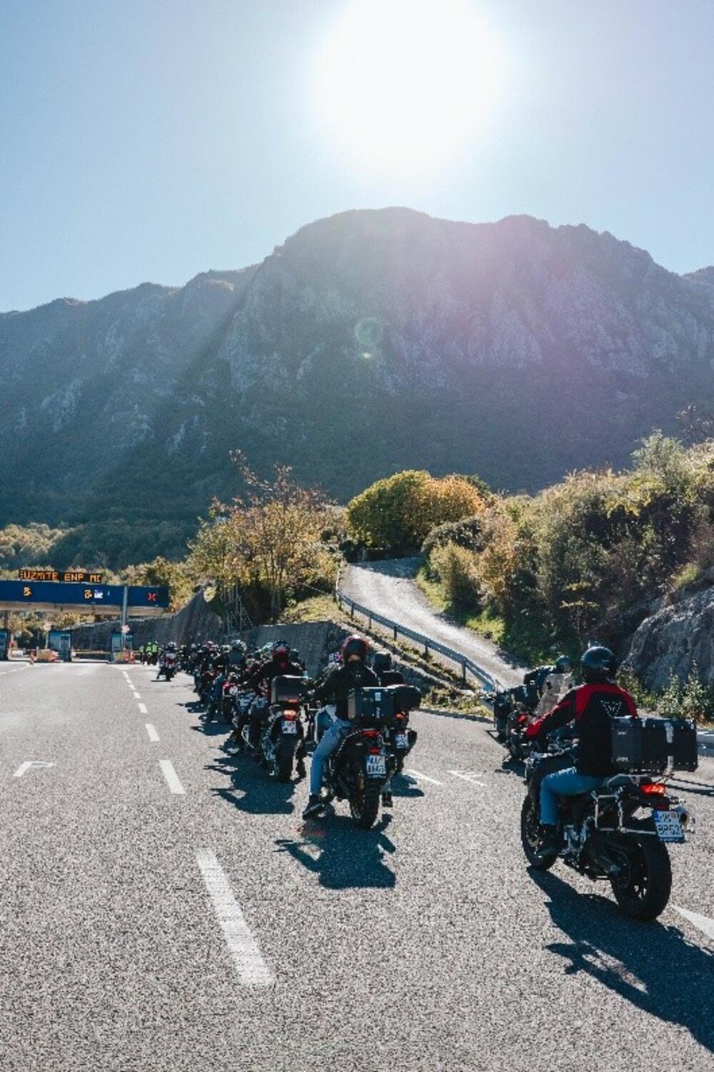 <p><em>Vožnjom od Podgorice do Ulcinja, kroz jesenje pejzaže, vjetar u kacigi i onu dobro poznatu slobodu koju samo drum može da pruži.</em></p>