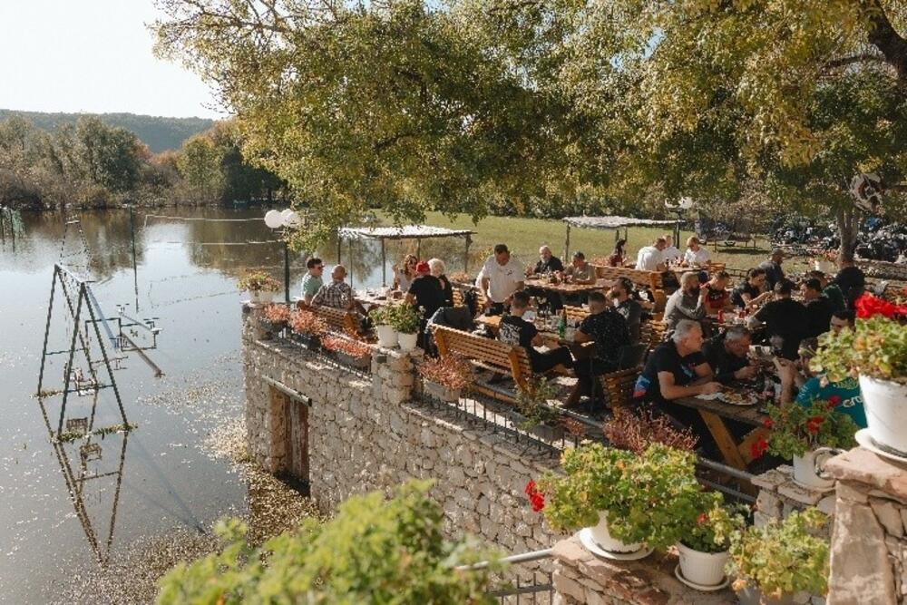 <p><em>Vožnjom od Podgorice do Ulcinja, kroz jesenje pejzaže, vjetar u kacigi i onu dobro poznatu slobodu koju samo drum može da pruži.</em></p>