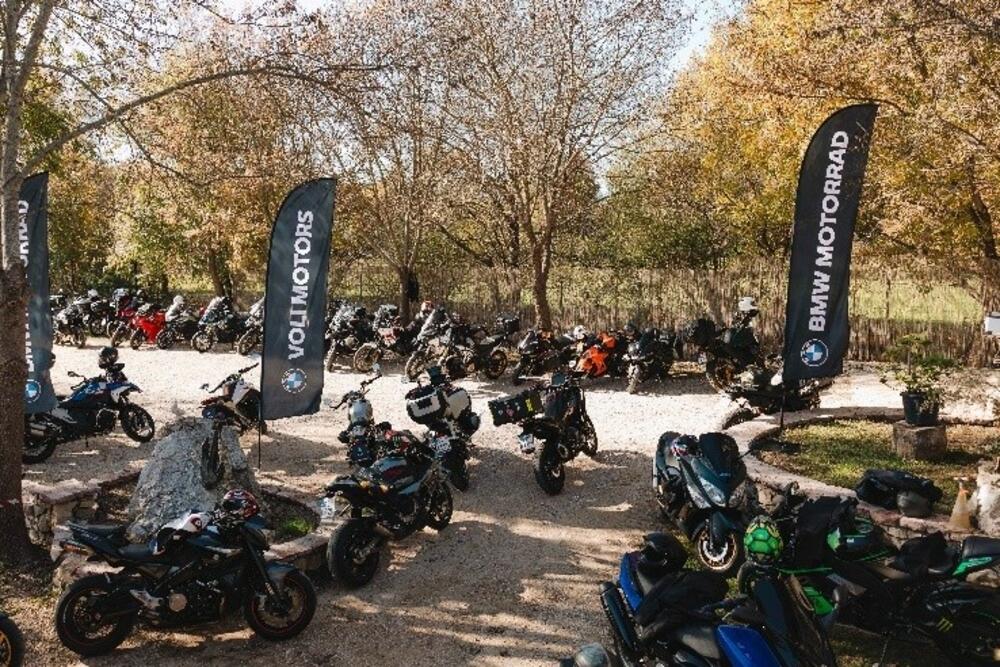 <p><em>Vožnjom od Podgorice do Ulcinja, kroz jesenje pejzaže, vjetar u kacigi i onu dobro poznatu slobodu koju samo drum može da pruži.</em></p>