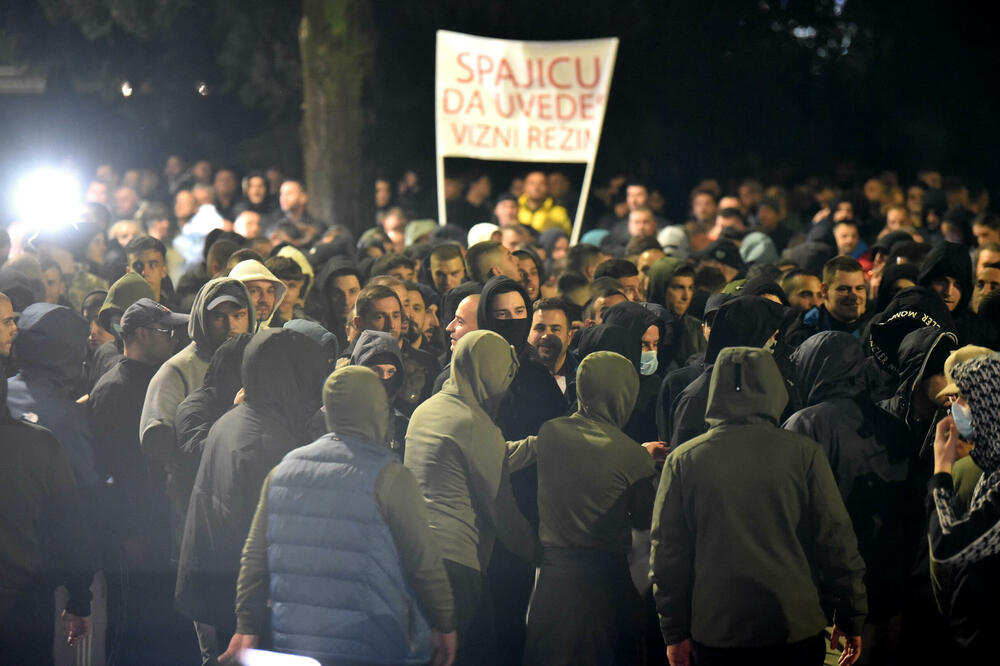 Spontano okupljanje ili režiran događaj: protest ispred Vlade, Foto: Boris Pejović