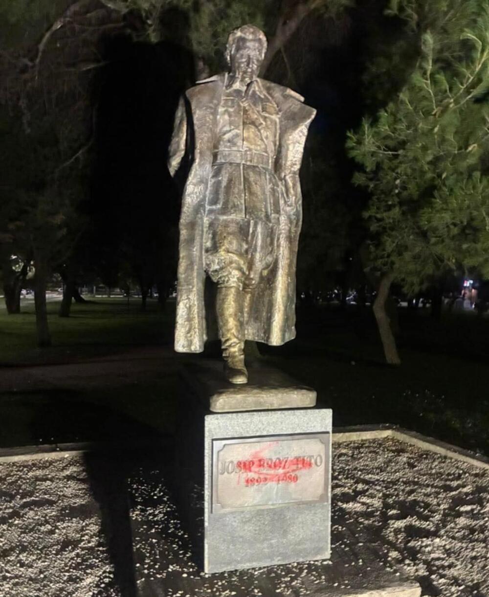 Antifašisti Cetinja obsodili vandaliziranje spomenika Josipu Brozu Titu v Podgorici