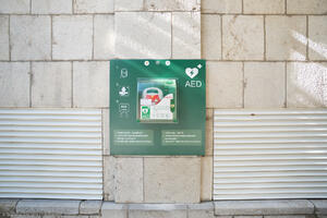 Na zgradi Skupštine instaliran automatski eksterni defibrilator