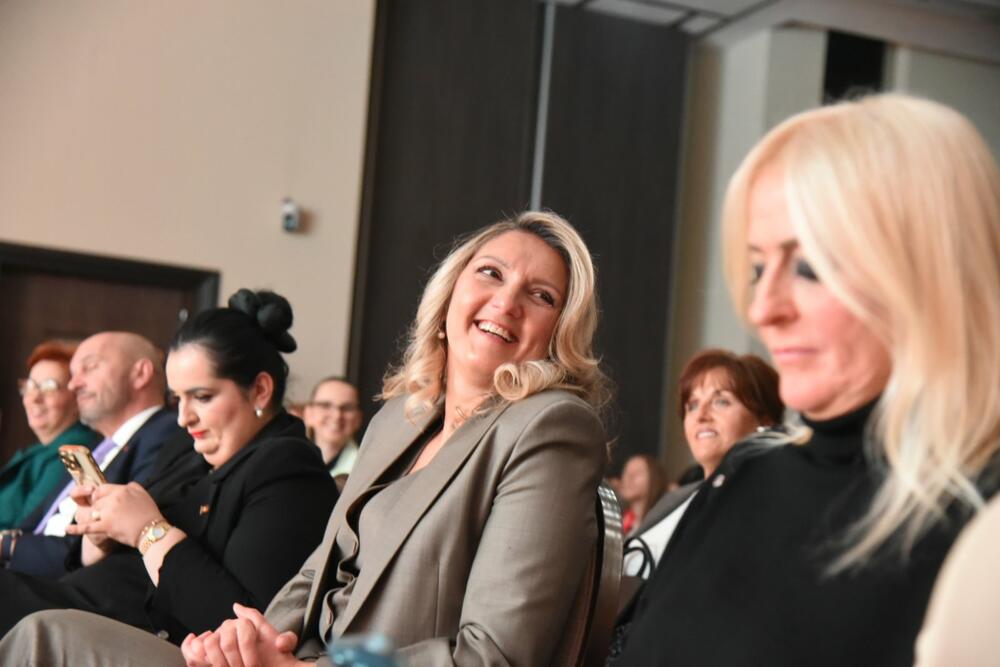 <p>&bdquo;Liderstvo znači ne bojati se biti u manjini kad je najlakše ćutati. Svako nasilje, svaka prijetnja i govor mržnje upereni su na sve nas. Moramo imati hrabrosti da stanemo na stranu dobra, da štitimo dostojanstvo svakog čovjeka, posebno onih koji pripadaju manjinama&ldquo;, poručila je predsjednica Asocijacije liderki Crne Gore</p>