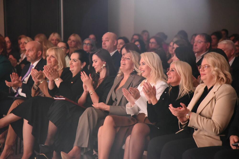 <p>&bdquo;Liderstvo znači ne bojati se biti u manjini kad je najlakše ćutati. Svako nasilje, svaka prijetnja i govor mržnje upereni su na sve nas. Moramo imati hrabrosti da stanemo na stranu dobra, da štitimo dostojanstvo svakog čovjeka, posebno onih koji pripadaju manjinama&ldquo;, poručila je predsjednica Asocijacije liderki Crne Gore</p>