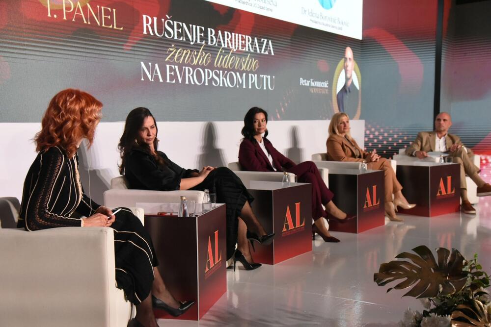 <p>&bdquo;Liderstvo znači ne bojati se biti u manjini kad je najlakše ćutati. Svako nasilje, svaka prijetnja i govor mržnje upereni su na sve nas. Moramo imati hrabrosti da stanemo na stranu dobra, da štitimo dostojanstvo svakog čovjeka, posebno onih koji pripadaju manjinama&ldquo;, poručila je predsjednica Asocijacije liderki Crne Gore</p>