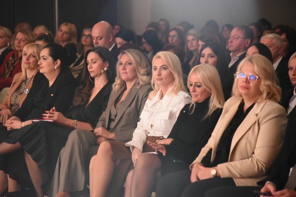 <p>&bdquo;Liderstvo znači ne bojati se biti u manjini kad je najlakše ćutati. Svako nasilje, svaka prijetnja i govor mržnje upereni su na sve nas. Moramo imati hrabrosti da stanemo na stranu dobra, da štitimo dostojanstvo svakog čovjeka, posebno onih koji pripadaju manjinama&ldquo;, poručila je predsjednica Asocijacije liderki Crne Gore</p>