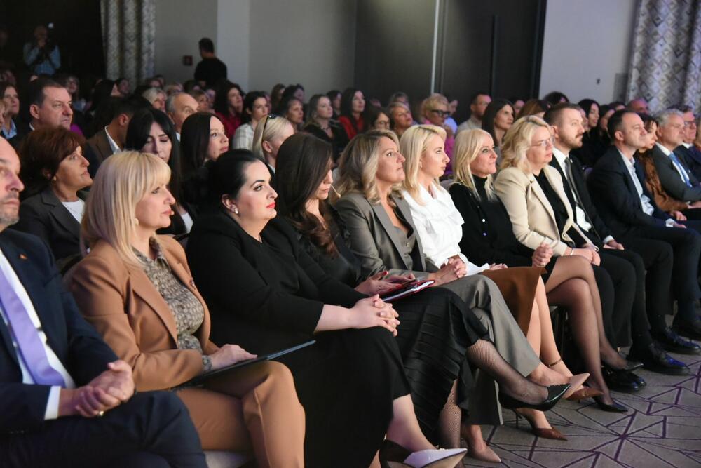 <p>&bdquo;Liderstvo znači ne bojati se biti u manjini kad je najlakše ćutati. Svako nasilje, svaka prijetnja i govor mržnje upereni su na sve nas. Moramo imati hrabrosti da stanemo na stranu dobra, da štitimo dostojanstvo svakog čovjeka, posebno onih koji pripadaju manjinama&ldquo;, poručila je predsjednica Asocijacije liderki Crne Gore</p>