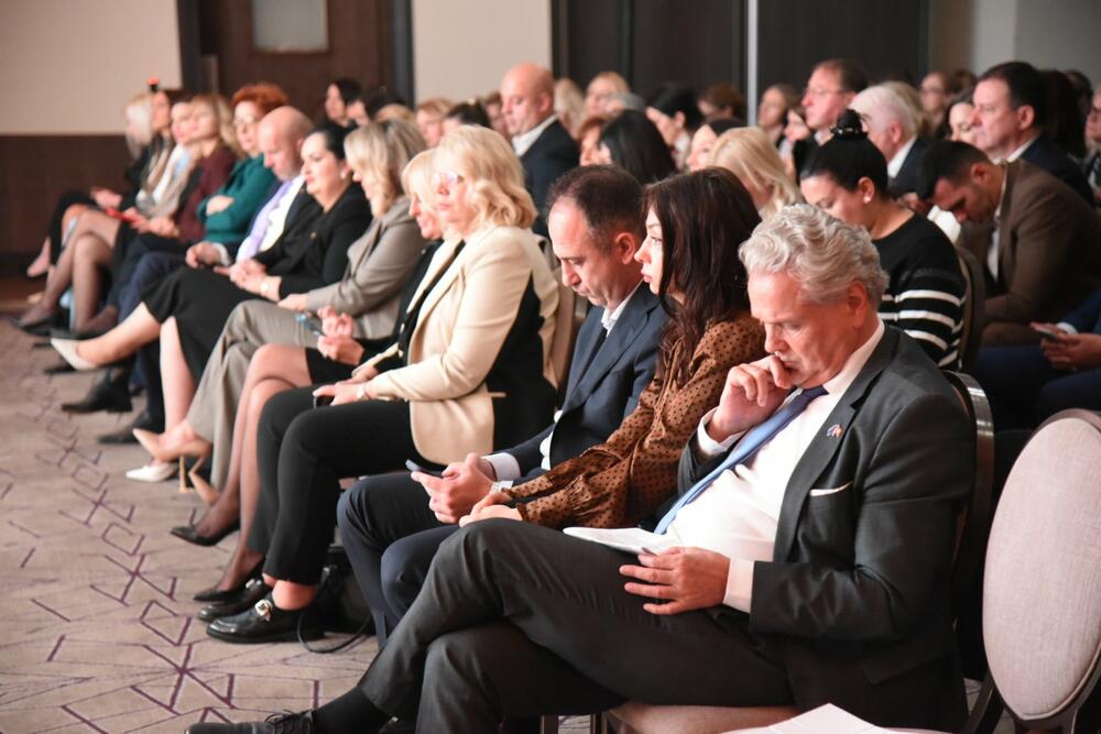 <p>&bdquo;Liderstvo znači ne bojati se biti u manjini kad je najlakše ćutati. Svako nasilje, svaka prijetnja i govor mržnje upereni su na sve nas. Moramo imati hrabrosti da stanemo na stranu dobra, da štitimo dostojanstvo svakog čovjeka, posebno onih koji pripadaju manjinama&ldquo;, poručila je predsjednica Asocijacije liderki Crne Gore</p>