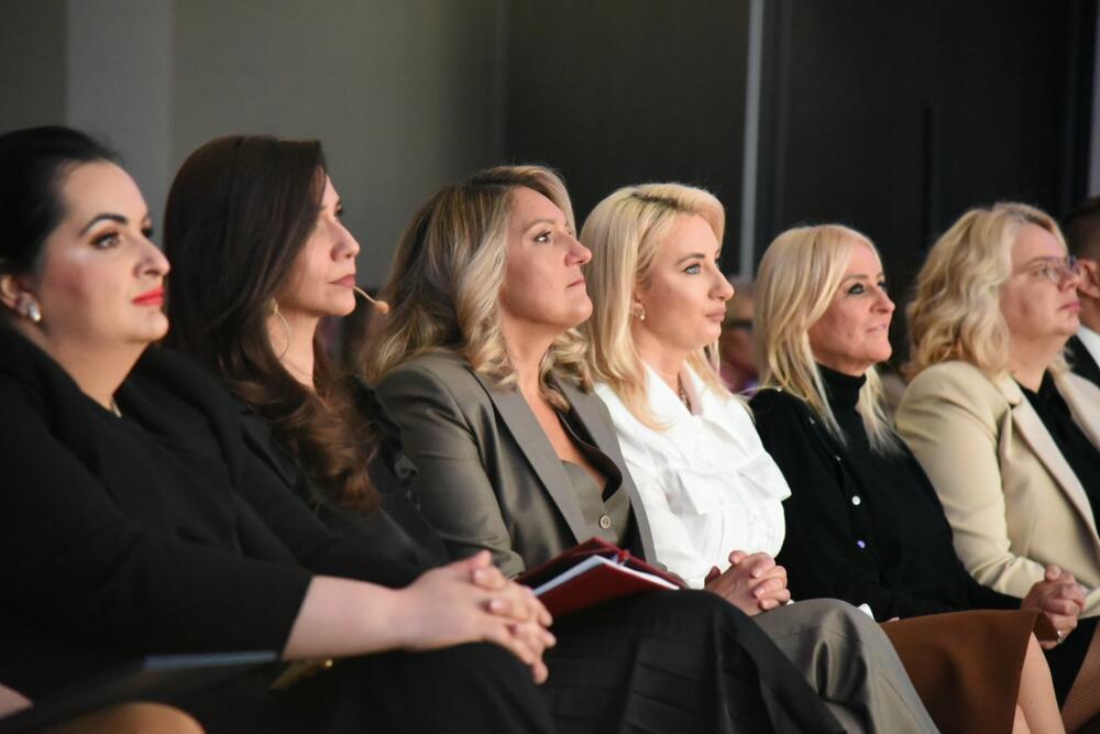 <p>&bdquo;Liderstvo znači ne bojati se biti u manjini kad je najlakše ćutati. Svako nasilje, svaka prijetnja i govor mržnje upereni su na sve nas. Moramo imati hrabrosti da stanemo na stranu dobra, da štitimo dostojanstvo svakog čovjeka, posebno onih koji pripadaju manjinama&ldquo;, poručila je predsjednica Asocijacije liderki Crne Gore</p>