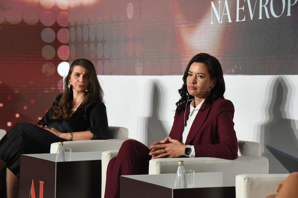 <p>&bdquo;Liderstvo znači ne bojati se biti u manjini kad je najlakše ćutati. Svako nasilje, svaka prijetnja i govor mržnje upereni su na sve nas. Moramo imati hrabrosti da stanemo na stranu dobra, da štitimo dostojanstvo svakog čovjeka, posebno onih koji pripadaju manjinama&ldquo;, poručila je predsjednica Asocijacije liderki Crne Gore</p>