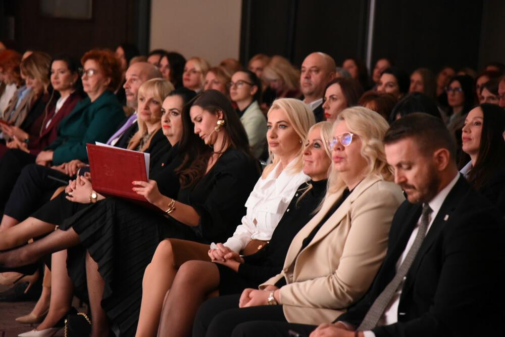 <p>&bdquo;Liderstvo znači ne bojati se biti u manjini kad je najlakše ćutati. Svako nasilje, svaka prijetnja i govor mržnje upereni su na sve nas. Moramo imati hrabrosti da stanemo na stranu dobra, da štitimo dostojanstvo svakog čovjeka, posebno onih koji pripadaju manjinama&ldquo;, poručila je predsjednica Asocijacije liderki Crne Gore</p>