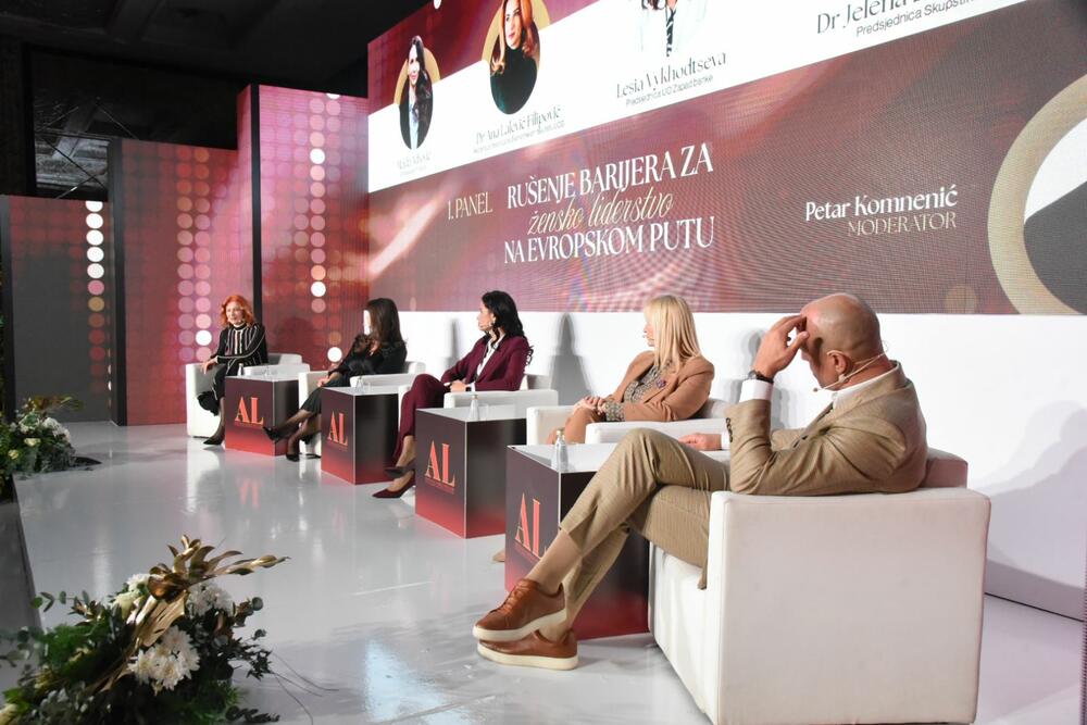 <p>&bdquo;Liderstvo znači ne bojati se biti u manjini kad je najlakše ćutati. Svako nasilje, svaka prijetnja i govor mržnje upereni su na sve nas. Moramo imati hrabrosti da stanemo na stranu dobra, da štitimo dostojanstvo svakog čovjeka, posebno onih koji pripadaju manjinama&ldquo;, poručila je predsjednica Asocijacije liderki Crne Gore</p>