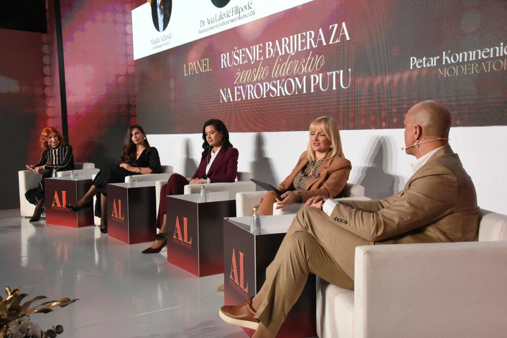 <p>&bdquo;Liderstvo znači ne bojati se biti u manjini kad je najlakše ćutati. Svako nasilje, svaka prijetnja i govor mržnje upereni su na sve nas. Moramo imati hrabrosti da stanemo na stranu dobra, da štitimo dostojanstvo svakog čovjeka, posebno onih koji pripadaju manjinama&ldquo;, poručila je predsjednica Asocijacije liderki Crne Gore</p>