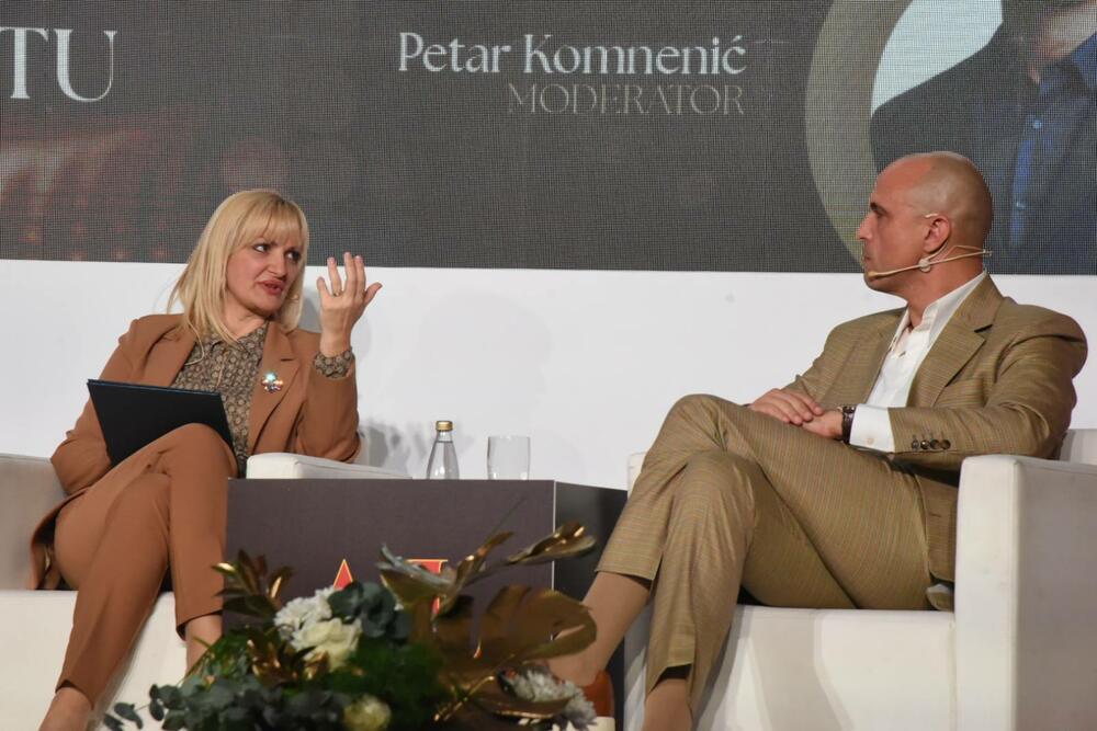 <p>&bdquo;Liderstvo znači ne bojati se biti u manjini kad je najlakše ćutati. Svako nasilje, svaka prijetnja i govor mržnje upereni su na sve nas. Moramo imati hrabrosti da stanemo na stranu dobra, da štitimo dostojanstvo svakog čovjeka, posebno onih koji pripadaju manjinama&ldquo;, poručila je predsjednica Asocijacije liderki Crne Gore</p>