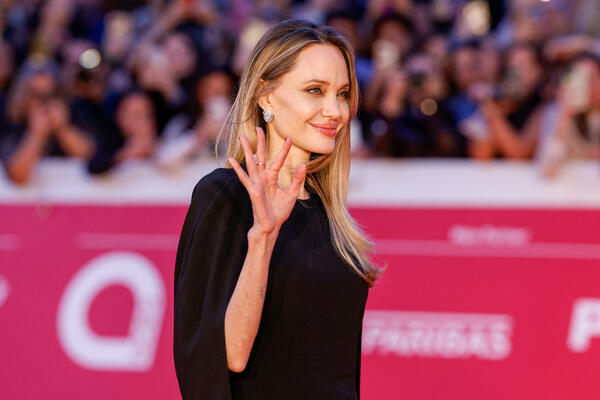 Anđelina Džoli u iznenadnoj posjeti Hersonu na jugu Ukrajine