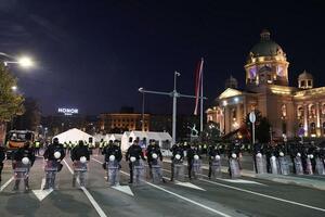 Licem u lice, a između kordon: Skupovi podrške vlasti i Dijani...