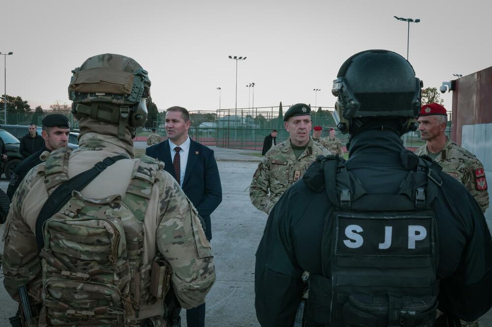 Vuksanović i Šćepanović u posjeti pripadnicima vojske i policije, Foto: Ministarstvo odbrane