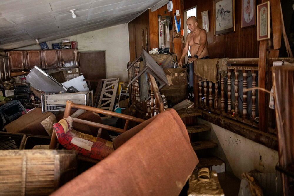 <p>Kalmegi, sa udarima vjetra do 149 kilometara na sat, prema nacionalnoj meteorološkoj službi, čupao je krovove sa kuća i obarao drveće i telefonske stubove</p>