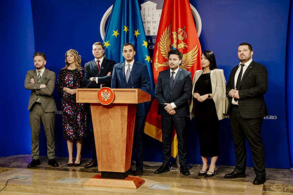 URA: Večina poslancev vladajoče koalicije ponovno proti višjim otroškim dodatkom in odškodninam delavcem v Črni gori