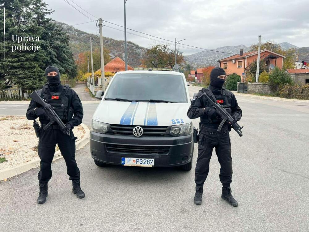 <p>Kontrole i pretresi obuhvataju pripadnike kriminalnih grupa, sa njima povezana i operativno interesantna lica</p>