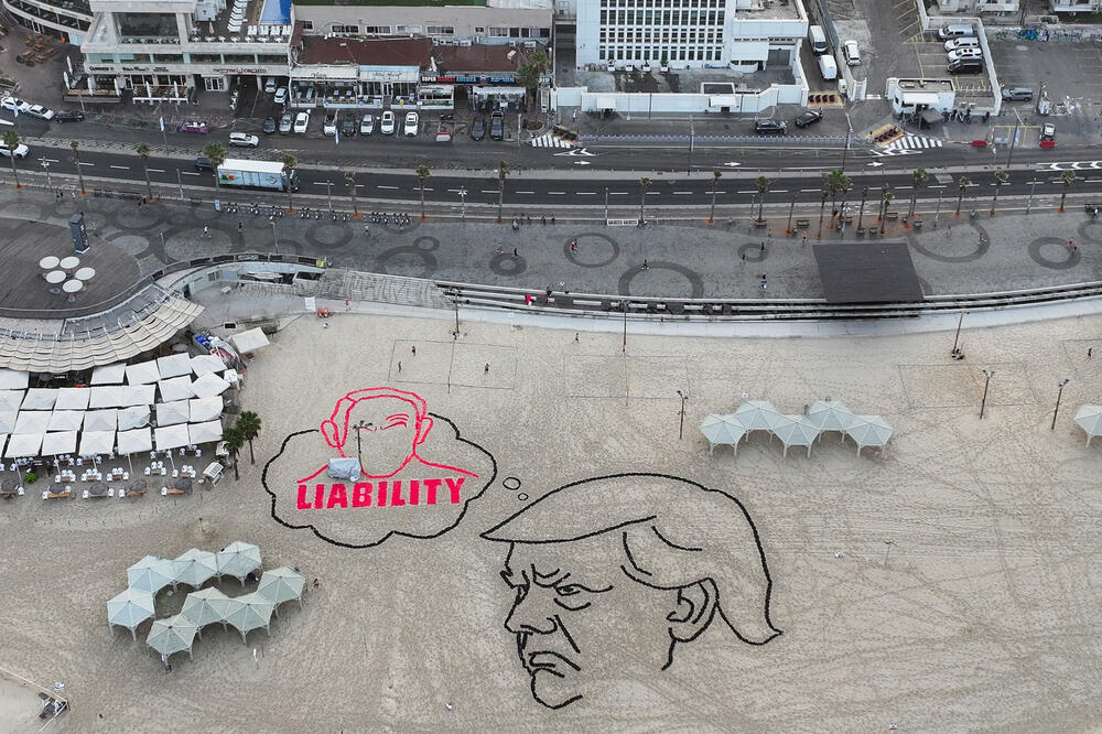 Instalacija sa likovima Trampa i Netanjahua na plaži kod američkog konzulata u Tel Avivu, Foto: Reuters