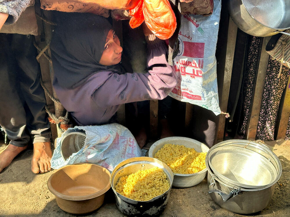 Palestinci u redu za hranu iz humanitarne kuhinje u Kan Junisu