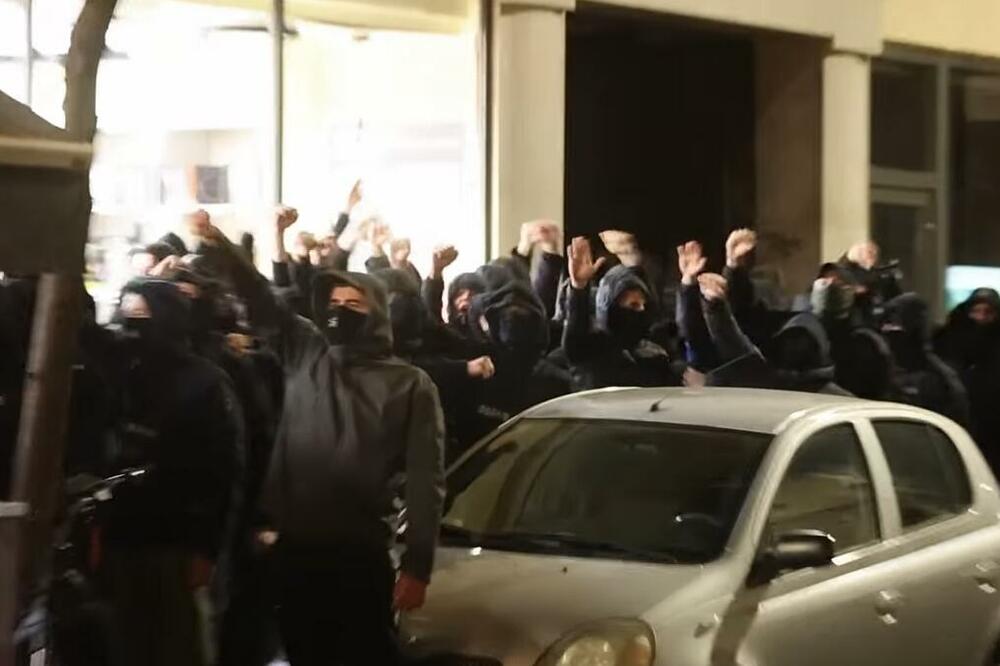 Okupljeni ispred Srpskog kulturnog centra, Foto: Screenshot/Youtube