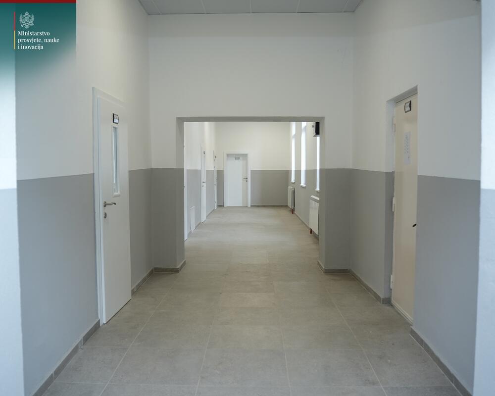 <p>"Rekonstrukcija je obuhvatila sanaciju fasade i krova, zamjenu elektroinstalacija i stolarije, kompletnu rekonstrukciju toaleta, izradu novog sistema grijanja, zamjenu podova, kao i farbarsko-molerske radove", piše u saopštenju</p>