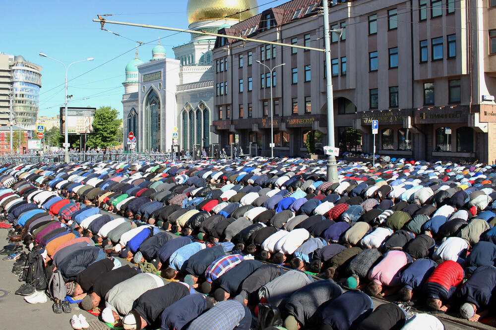Mislimani se mole ispred džamije u Moskvi (Ilustracija), Foto: Shutterstock