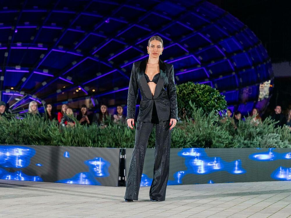 <p>Predsjednik Modne komore Crne Gore Srđan Lubarda, ali i modne dizajnerke koje su posljednje večeri Nedjelje mode predstavile po jedan model inspirisan Đorđom Armanijem, pričali su za &ldquo;Vijesti&rdquo; o značaju i nasljeđu čuvenog italijanskog kreatora</p>